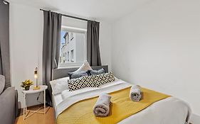 *King Bed Home+Netflix*Next to Hauptbahnhof